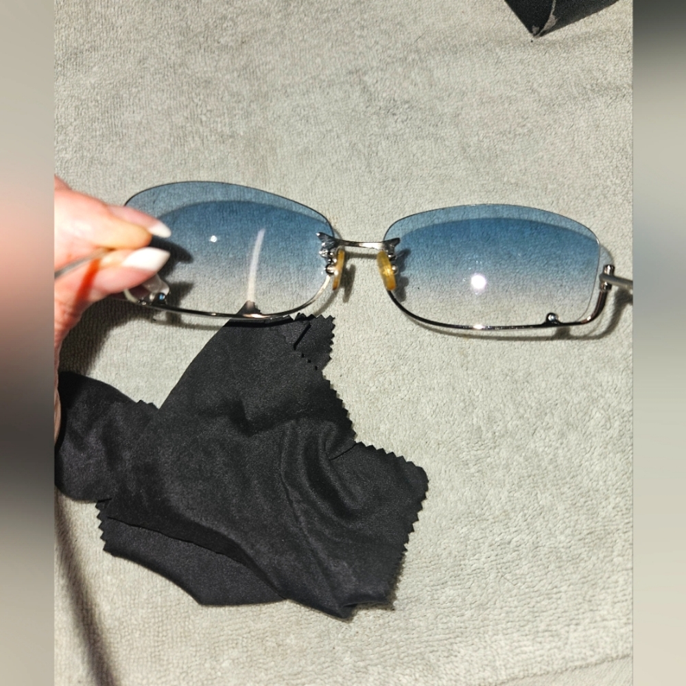 PRADA AUTHENTIC  WOMEN'S VINTAGE SUNGLASSES. Very Good CONDITION, CASE WORN. 📸